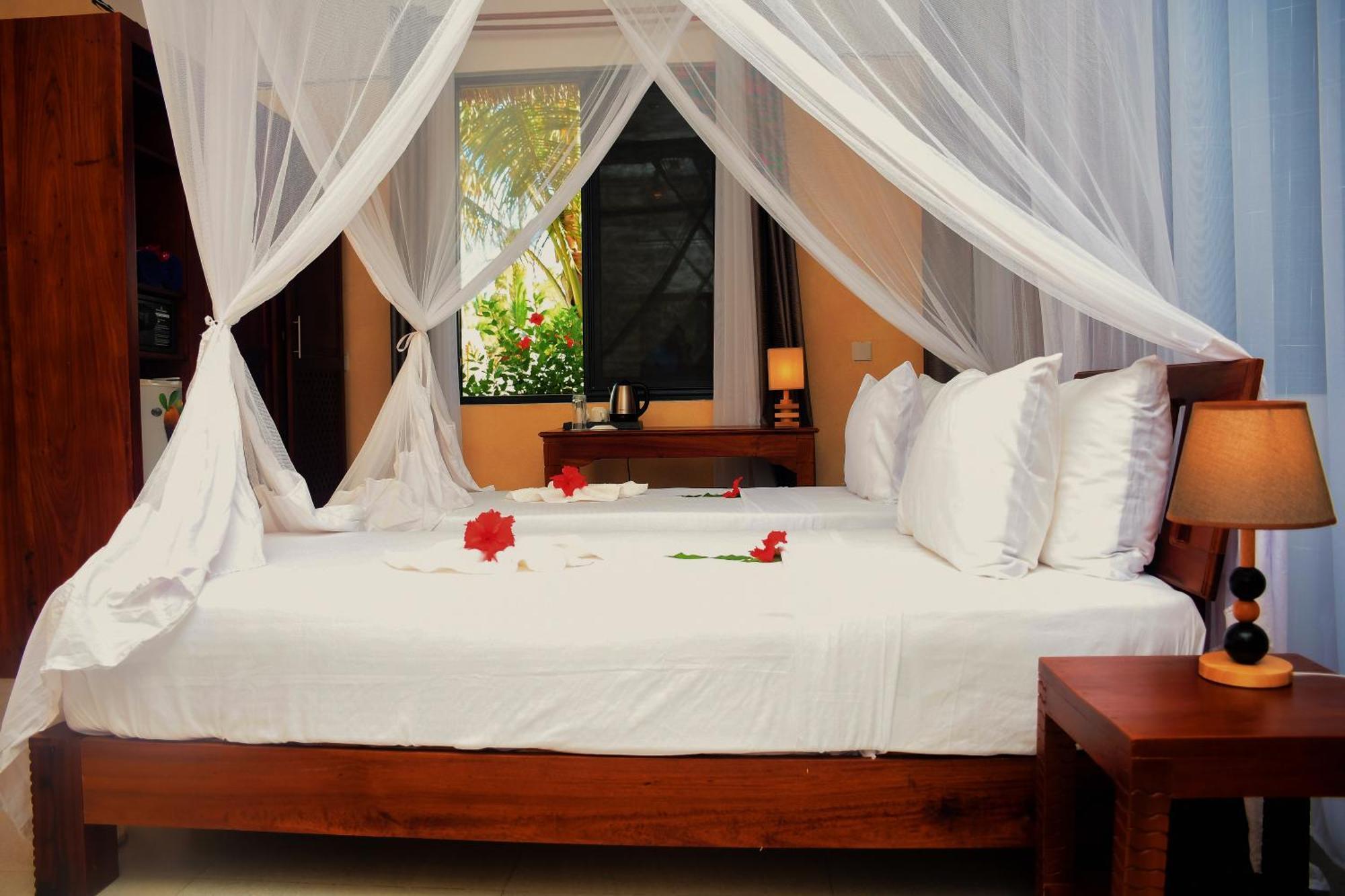 Manolo Beach Resort Uroa Bagian luar foto